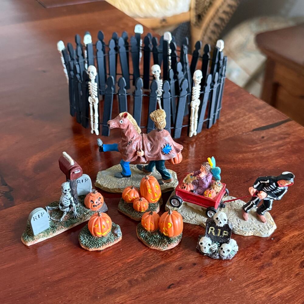 Lemax Village set of 8 pieces , fence skulls pumpkins trick or treat cemetery